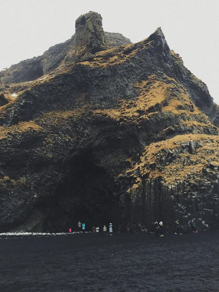 Vertikal Bild Människor Reynisfjara Beach Island — Stockfoto