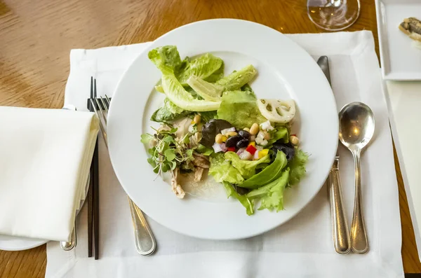 Uma Foto Aérea Uma Salada Legumes Frescos Servida Prato Branco — Fotografia de Stock