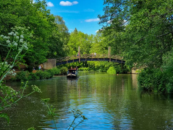 Kanaalboot Vaart Onder Een Brug Wey Navigatie Terwijl Mensen Achter — Stockfoto