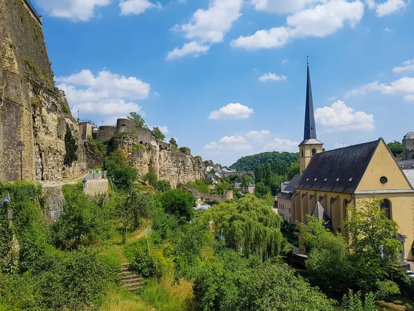 Vue Grand Angle Paysage Avec Petits Bâtiments Avec Des Falaises — Photo