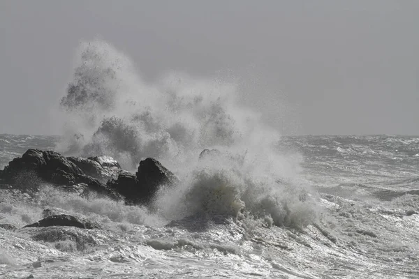 Eine Dramatische Große Welle Die Einem Stürmischen Tag Über Felsen — Stockfoto