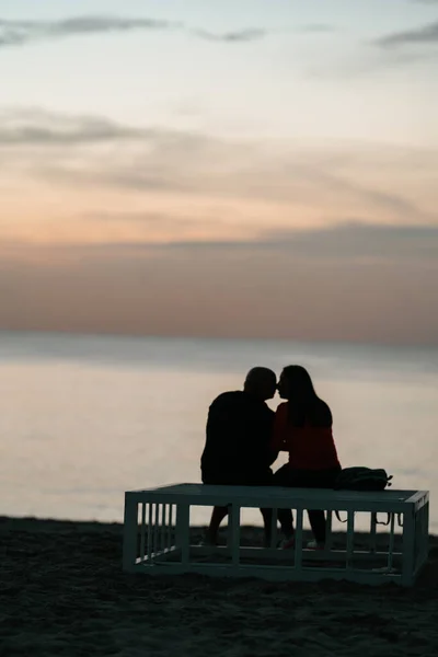Eine Vertikale Aufnahme Der Silhouette Eines Liebevollen Paares Strand Bei — Stockfoto