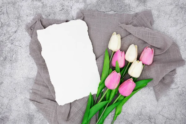 Flores Rosa Branca Tecido Cinza Com Área Branca Para Redação — Fotografia de Stock