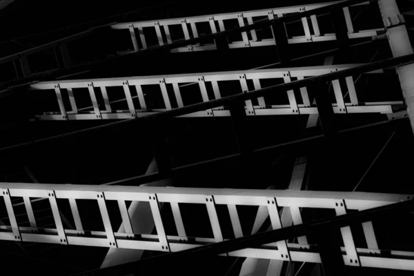 Сірий Низькокутний Знімок Металевої Конструкції Сталевими Сходами — стокове фото
