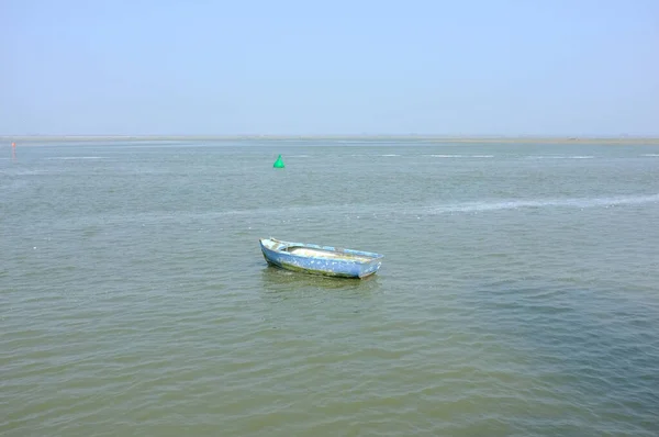 美丽的湖景 蓝蓝的蓝天下有一条小船 — 图库照片