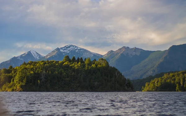 Okouzlující Pohled Klidné Jezero Horami Pod Zamračenou Oblohou — Stock fotografie