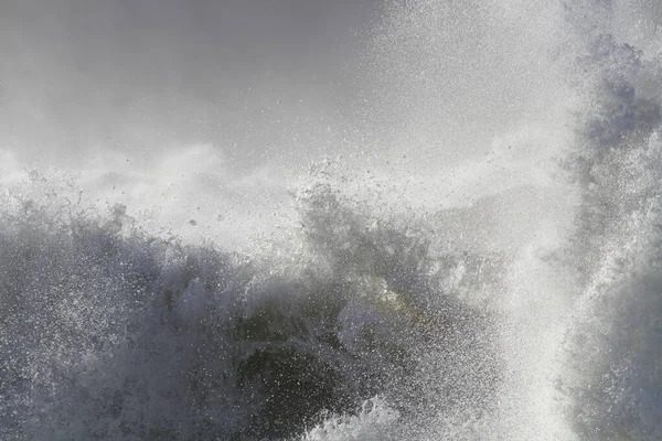 Драматичні Великі Хвилі Бризкали Морі Під Час Штормового Дня — стокове фото