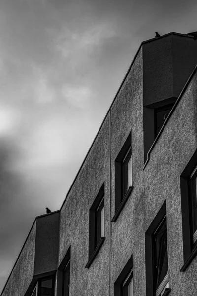 Plan Niveaux Gris Bâtiment Futuriste Sous Lourds Nuages — Photo