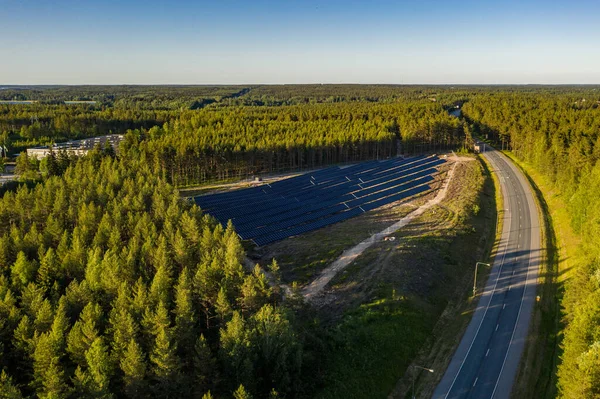 Vista Aérea Dron Una Granja Fotovoltaica Lado Una Carretera Hora — Foto de Stock