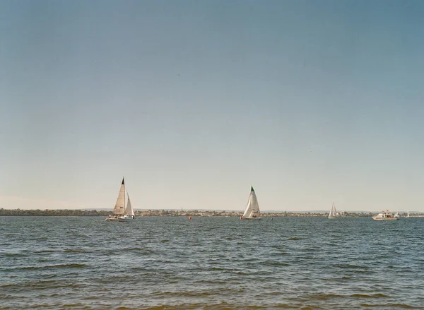 Vacker Utsikt Över Ett Morgonhav Och Segelbåtar — Stockfoto
