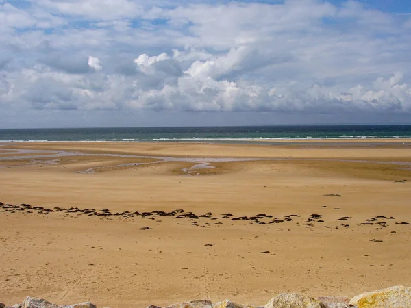 Mer Calme Rivage Sablonneux Par Une Journée Nuageuse — Photo