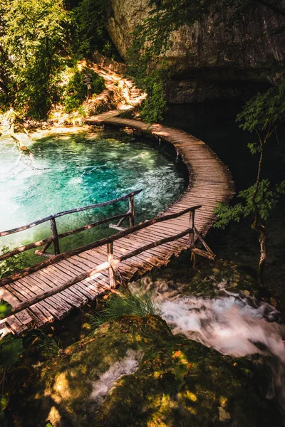 Een Verticaal Shot Van Een Houten Loopbrug Plitvice Lakes National — Stockfoto