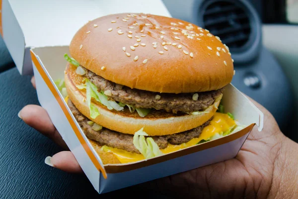 Primer Plano Una Deliciosa Hamburguesa Doble —  Fotos de Stock