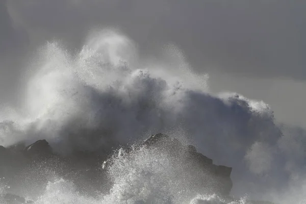 Dramatické Velké Vlny Šplouchající Skalách Během Bouřlivého Dne — Stock fotografie