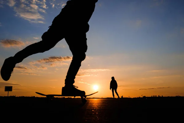 Une Photo Silhouette Ami Skateboard Lors Soleil Orange — Photo