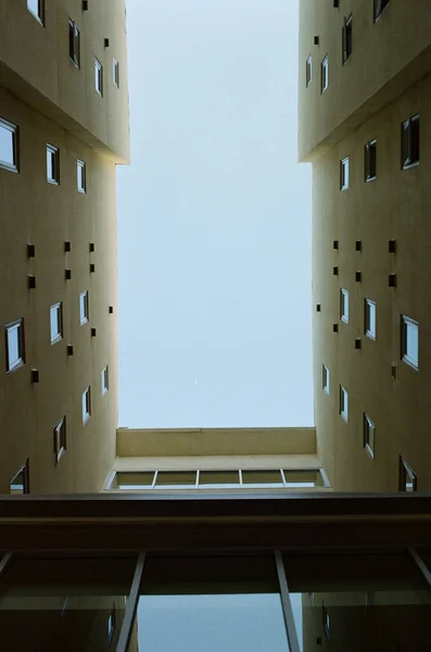 Ângulo Baixo Dois Edifícios Residenciais Pela Manhã — Fotografia de Stock