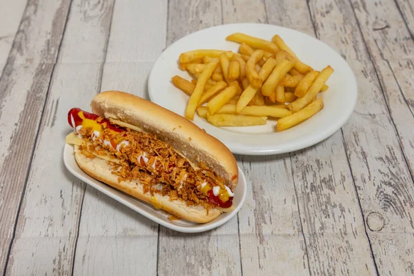 Großaufnahme Eines Leckeren Hot Dogs Mit Pommes Auf Dem Holztisch — Stockfoto