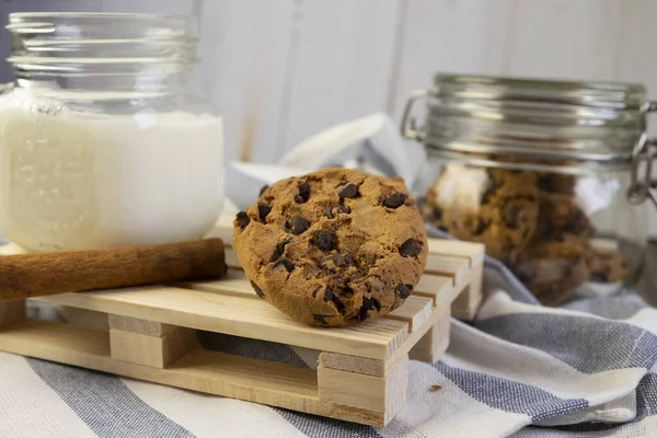 Close Deliciosos Biscoitos Chocolate Pau Canela Frasco Leite Uma Superfície — Fotografia de Stock