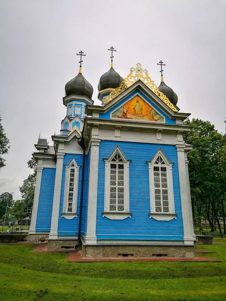 Krásný Výhled Modrou Ortodoxní Kostel Litvě Proti Zatažené Obloze — Stock fotografie