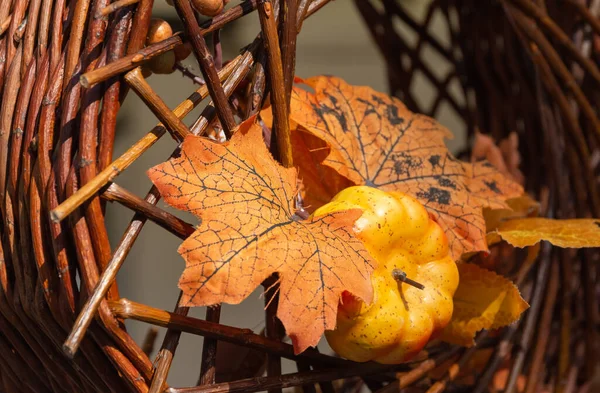 Eine Nahaufnahme Einer Herbstlichen Dekoration Mit Einem Kleinen Kürbis Und — Stockfoto