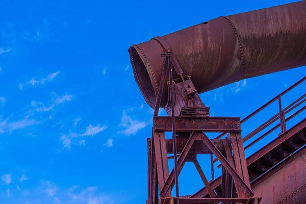 Strašidelný Pohled Rezavou Plynovou Trubku Kovové Konstrukci Jasně Modré Obloze — Stock fotografie