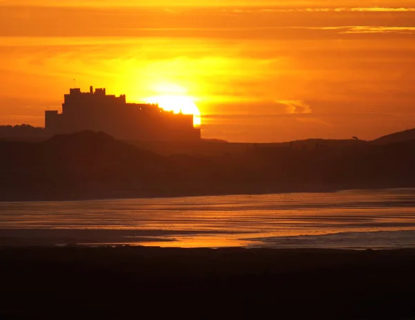 Bamburgh Slott Med Orange Solnedgång Sett Utifrån Seahouses Northumberlands Kust — Stockfoto