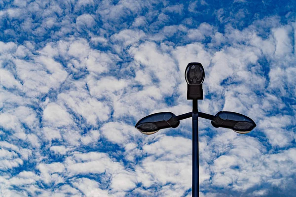 Een Serene Weergave Van Straatlantaarns Een Bewolkte Hemel — Stockfoto