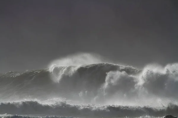 大浪暴风雨中在海面上飞溅的巨大巨浪 — 图库照片
