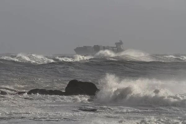 Una Grande Onda Drammatica Che Schizza Sulle Rocce Con Sfondo — Foto Stock