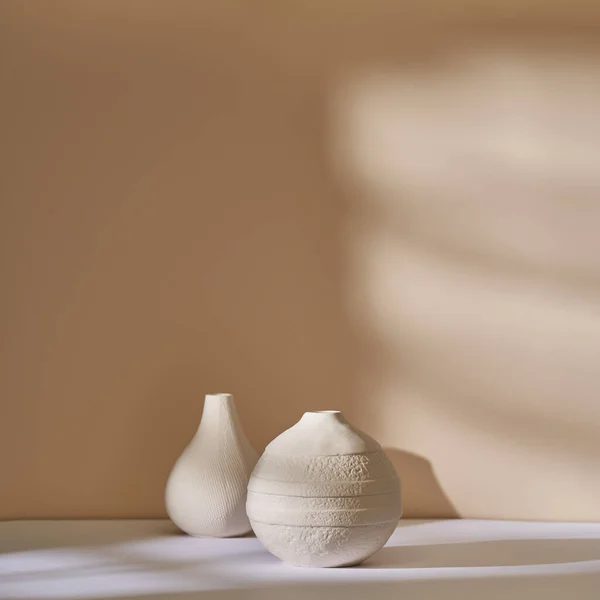 Paio Vasi Minimalisti Ceramica Contro Una Parete Beige — Foto Stock