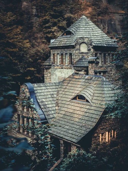 Uma Bela Vista Castelo Rodeado Por Colinas Árvores Alte Gasfabrik — Fotografia de Stock