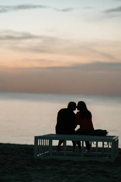 Vertical Shot Silhouette Affectionate Couple Beach Sunset — Stock Photo, Image