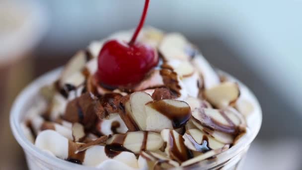 초콜릿 아이스크림에 크림을 채찍질 — 비디오