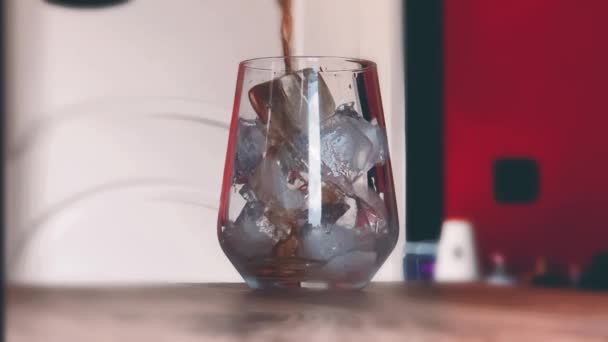 木製のテーブルの上に赤ワインと水のガラス — ストック動画