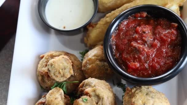 Frango Frito Com Molho Legumes — Vídeo de Stock