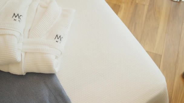 旅馆房间里床上的白色浴衣 — 图库视频影像