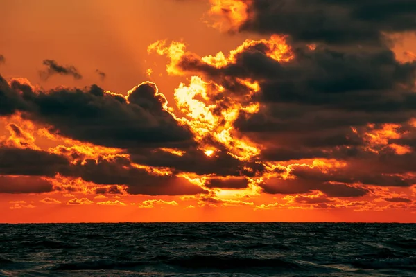 Ein Faszinierender Blick Auf Den Sonnenuntergang Über Dem Meer — Stockfoto