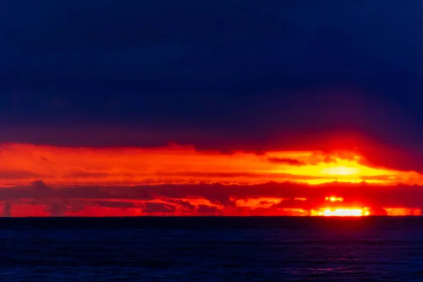 Una Hermosa Vista Del Mar Tranquilo Brillando Bajo Los Rayos — Foto de Stock