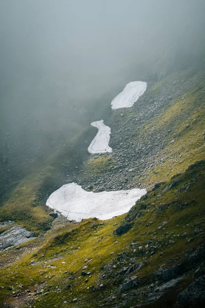 山间结冰的湖水 — 图库照片