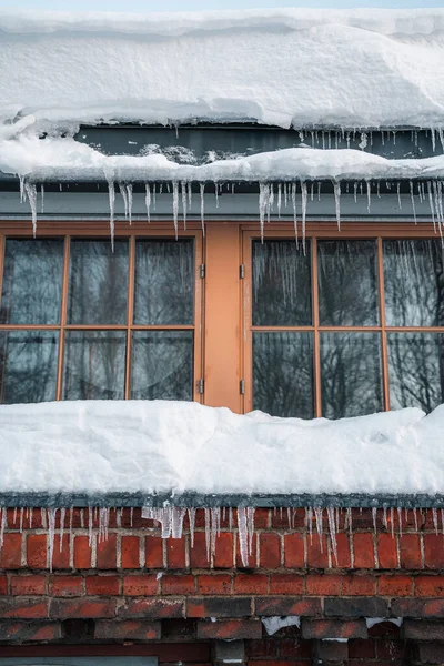 Πάγοι Κρέμονται Ένα Παράθυρο Του Σπιτιού Κατά Διάρκεια Του Χειμώνα — Φωτογραφία Αρχείου