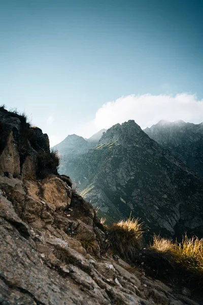 Ein Schöner Blick Auf Die Grünen Felsigen Berge Die Unter — Stockfoto