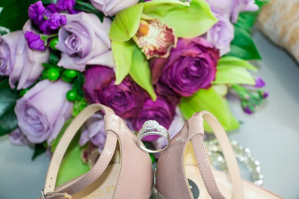 반지가 꽃다발 아름다운 신발을 클로즈업 — 스톡 사진