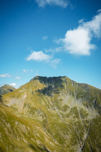 Ein Schöner Blick Auf Die Grünen Berge Die Unter Dem — Stockfoto