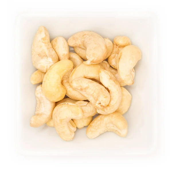 Detailní Záběr Kešu Ořechy Bílé Míse Bílém Pozadí — Stock fotografie