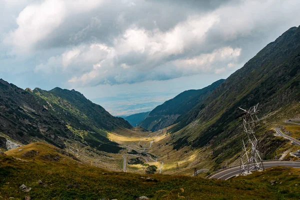 Cielo Nuvoloso Sulle Montagne Strada Asfaltata Tra Loro — Foto Stock