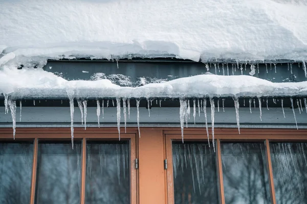Πάγοι Κρέμονται Μπροστά Από Ένα Παράθυρο Του Σπιτιού Κατά Διάρκεια — Φωτογραφία Αρχείου