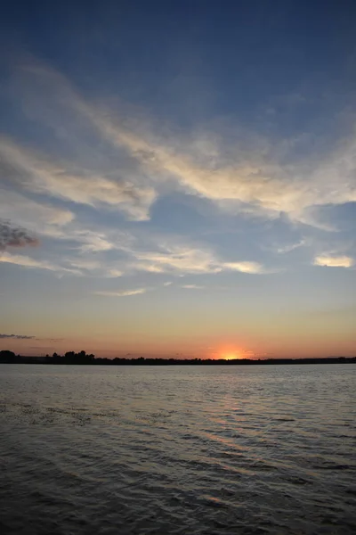 Крупним Планом Красивий Захід Сонця Над Морем Під Блакитним Небом — стокове фото