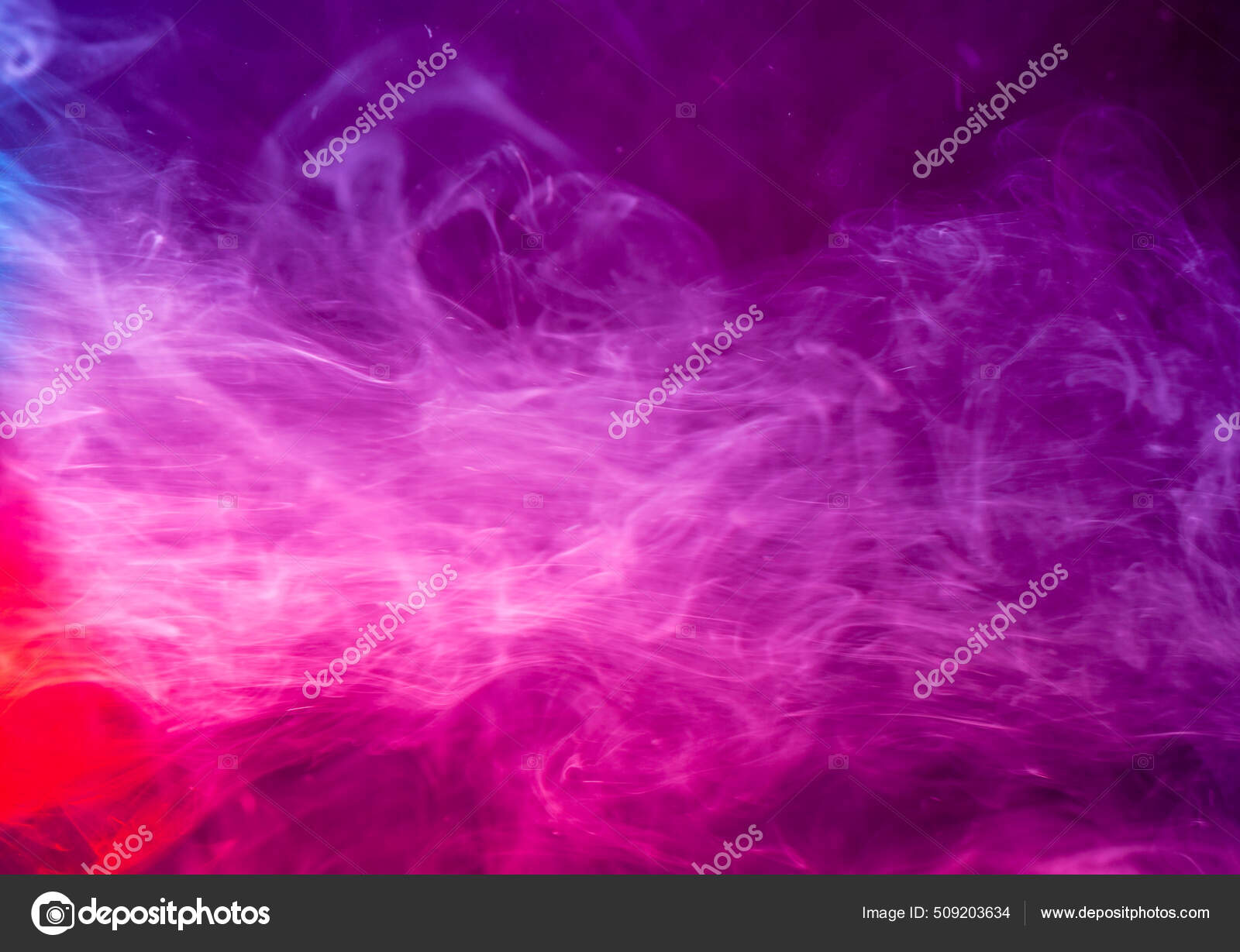 보라색 연기가 줄줄이 오르는 — 스톡 사진 © Wirestock #509203634, image size:1600x1229