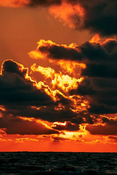 海の上の夕日の魅惑的な景色 — ストック写真