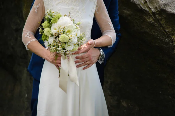 Eine Nahaufnahme Des Frisch Verheirateten Paares Mit Einem Blumenstrauß — Stockfoto